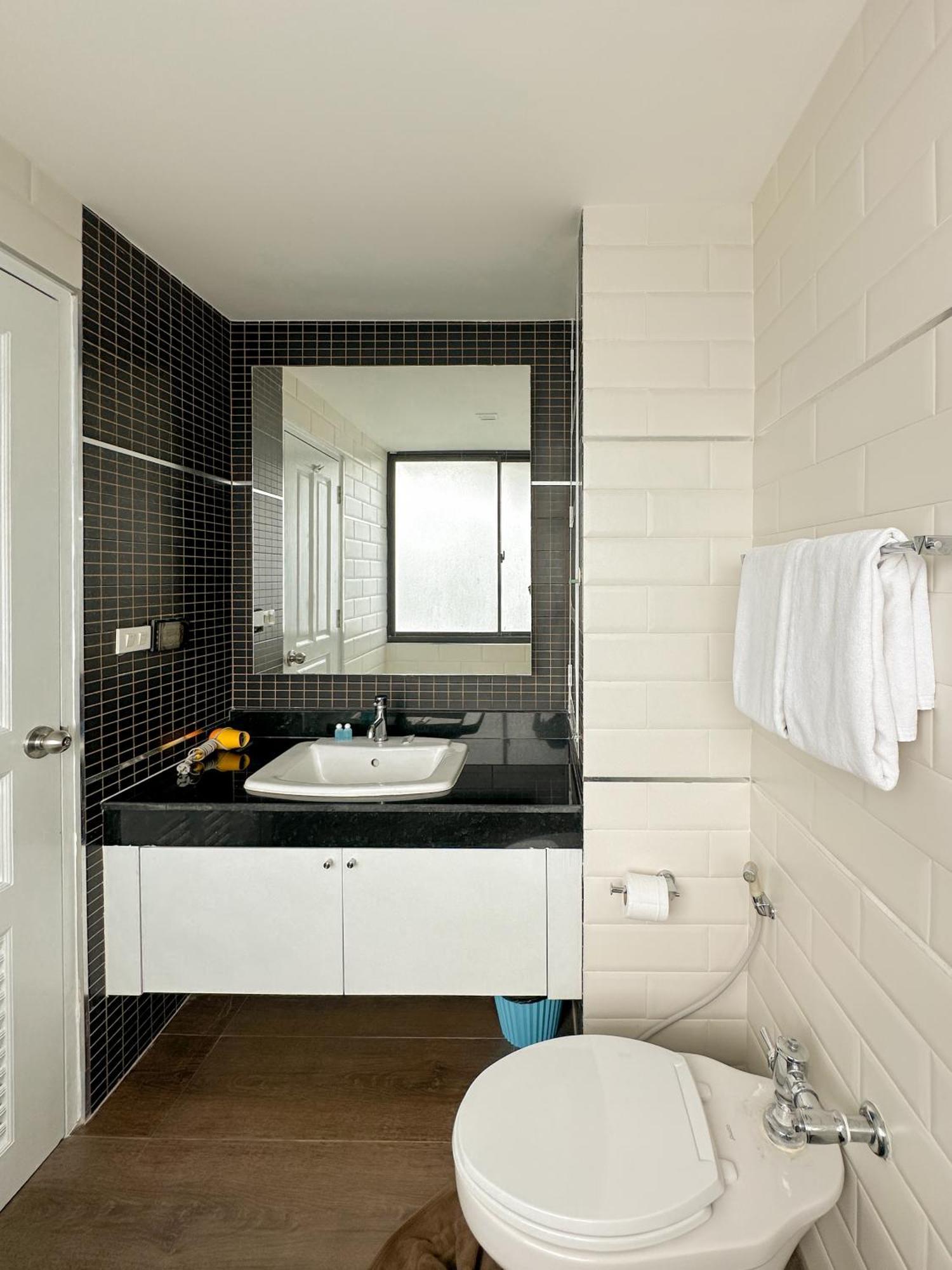 Nantiruj Tower - นันทิรุจ ทาวเวอร์ เซอร์วิสอพาร์ทเม้นท์ สุขุมวิท ซอย 8 Apartment Bangkok Room photo