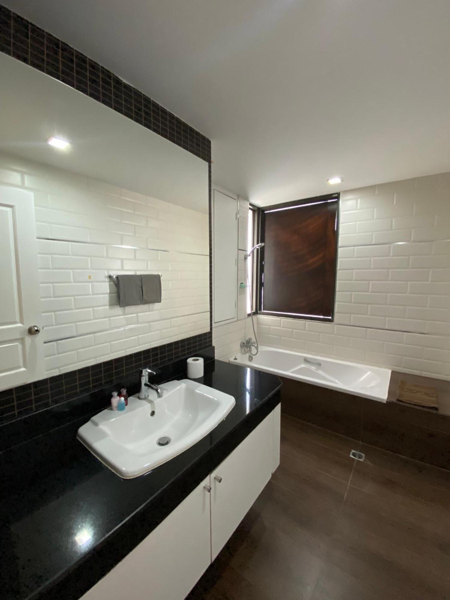 Nantiruj Tower - นันทิรุจ ทาวเวอร์ เซอร์วิสอพาร์ทเม้นท์ สุขุมวิท ซอย 8 Apartment Bangkok Room photo